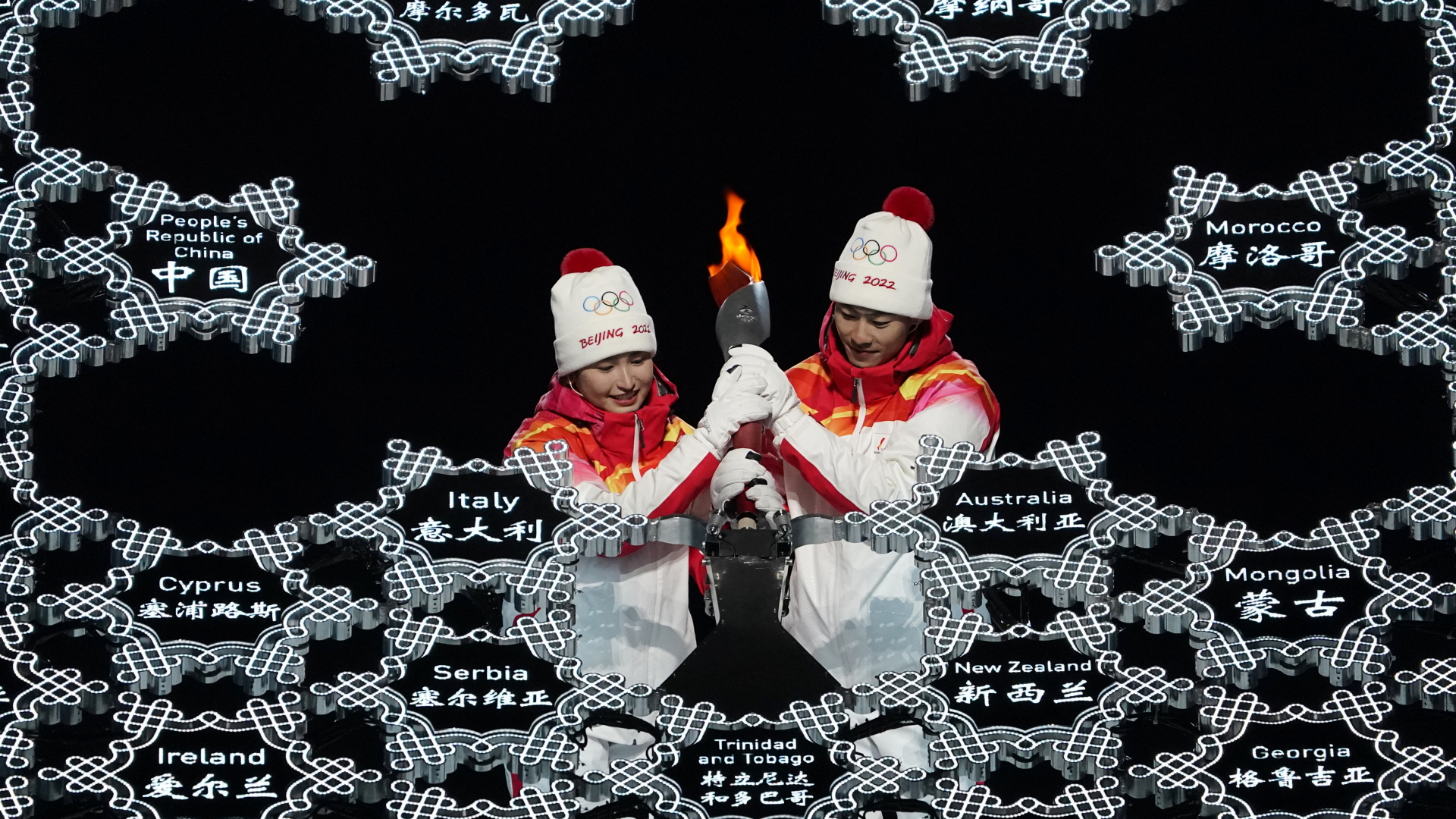 Die Entzündung des Olympischen Feuers durch Dinigeer Yilamujiang und Zhao Jiawen | dpa