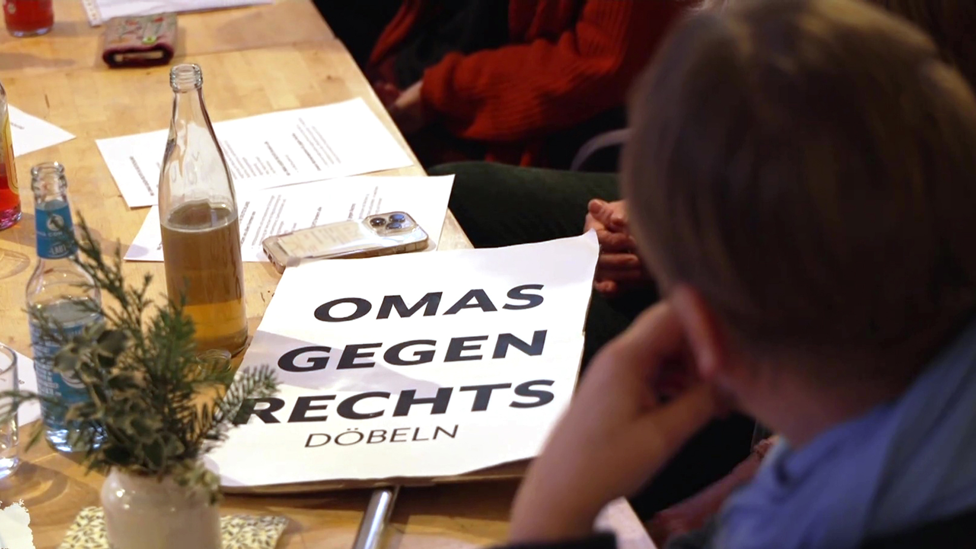 Mitglieder von "Omas gegen Rechts" an einem Tisch. 