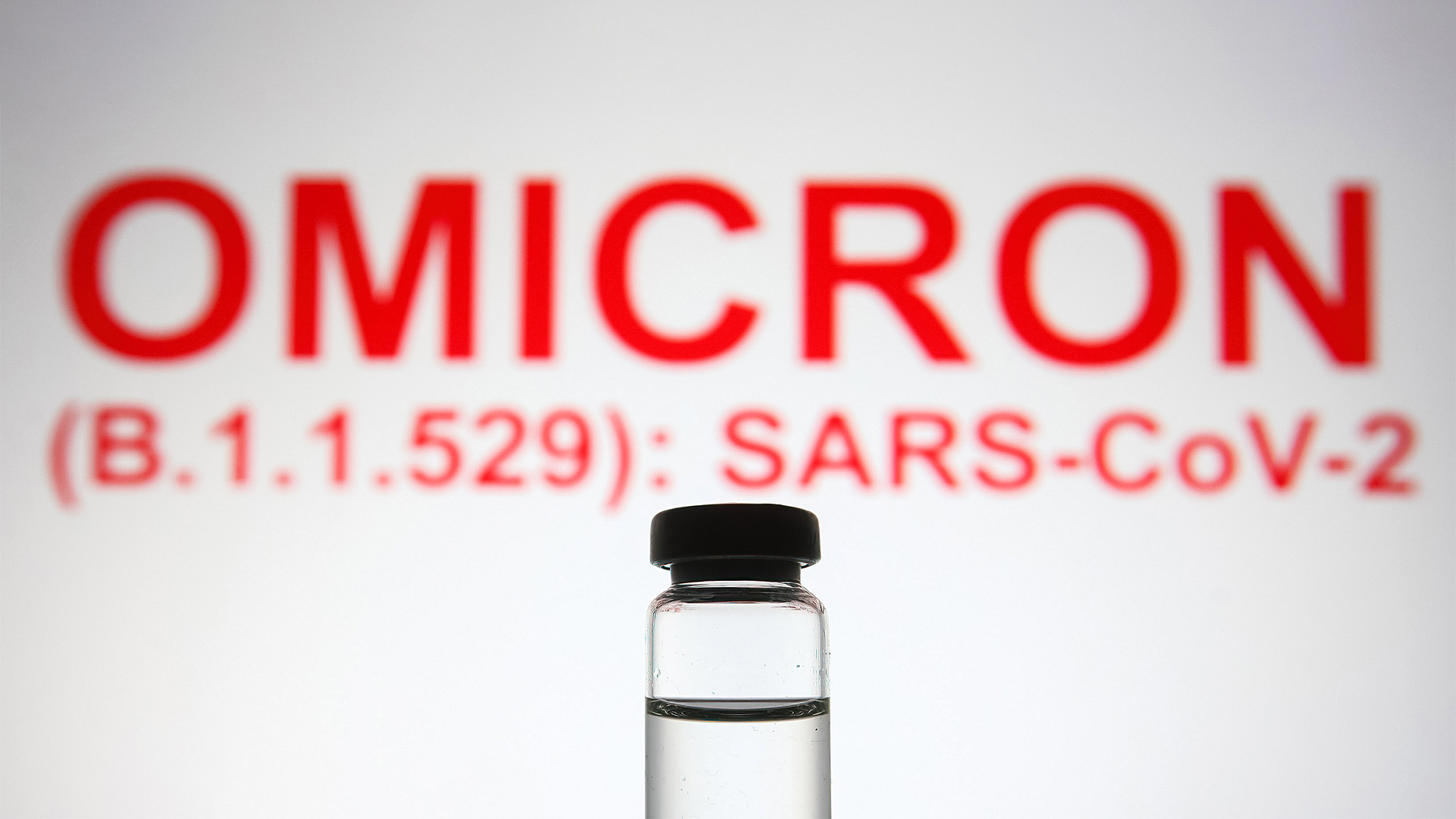 Ein Fläschchen steht vor dem Text "Omicron (B.1.1.529): SARS-CoV-2" | picture alliance / ZUMAPRESS.com