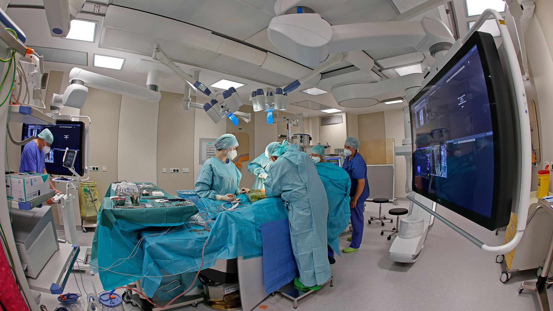 Ein Ãrzteteam operiert im Operationssaal einer Klinik. | dpa