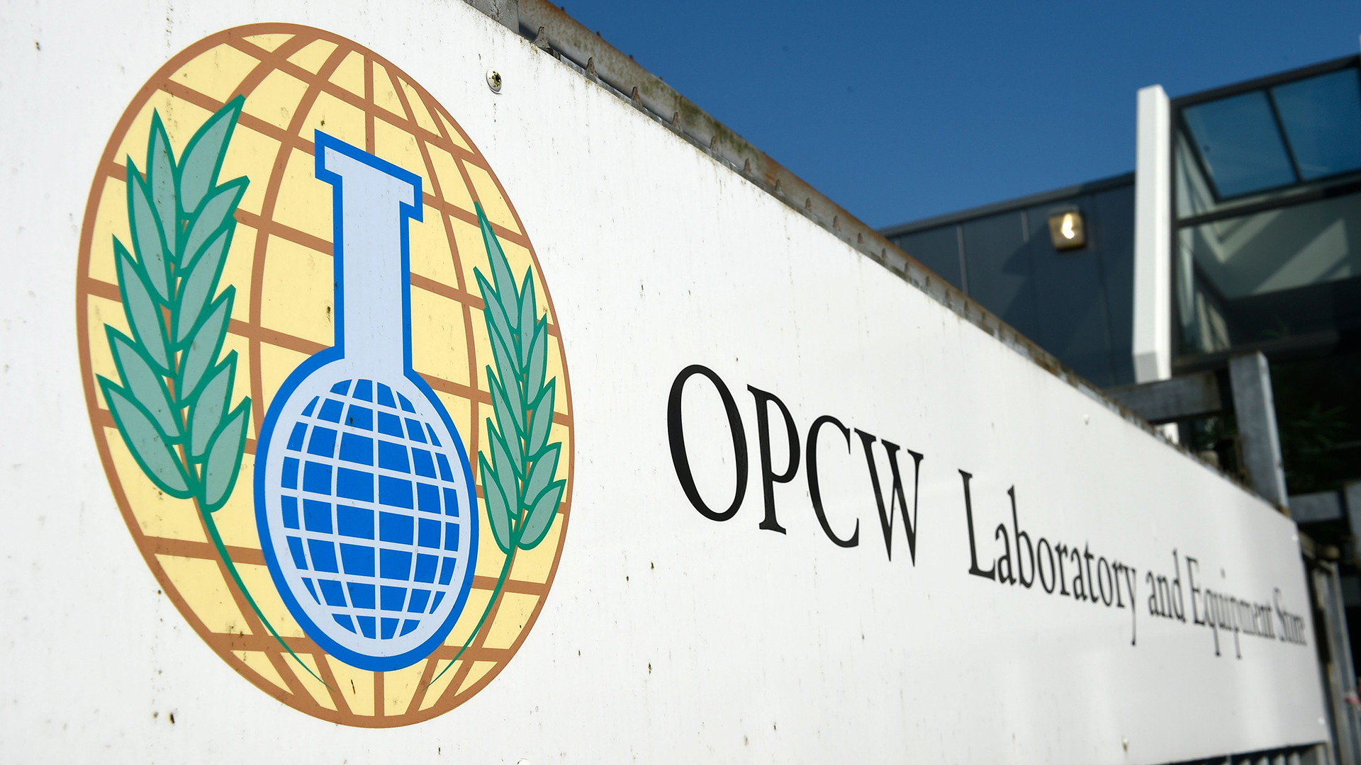 Der EIngang der Organisation for the Prohibition of Chemical Weapons (OPCW) in The Hague | AFP