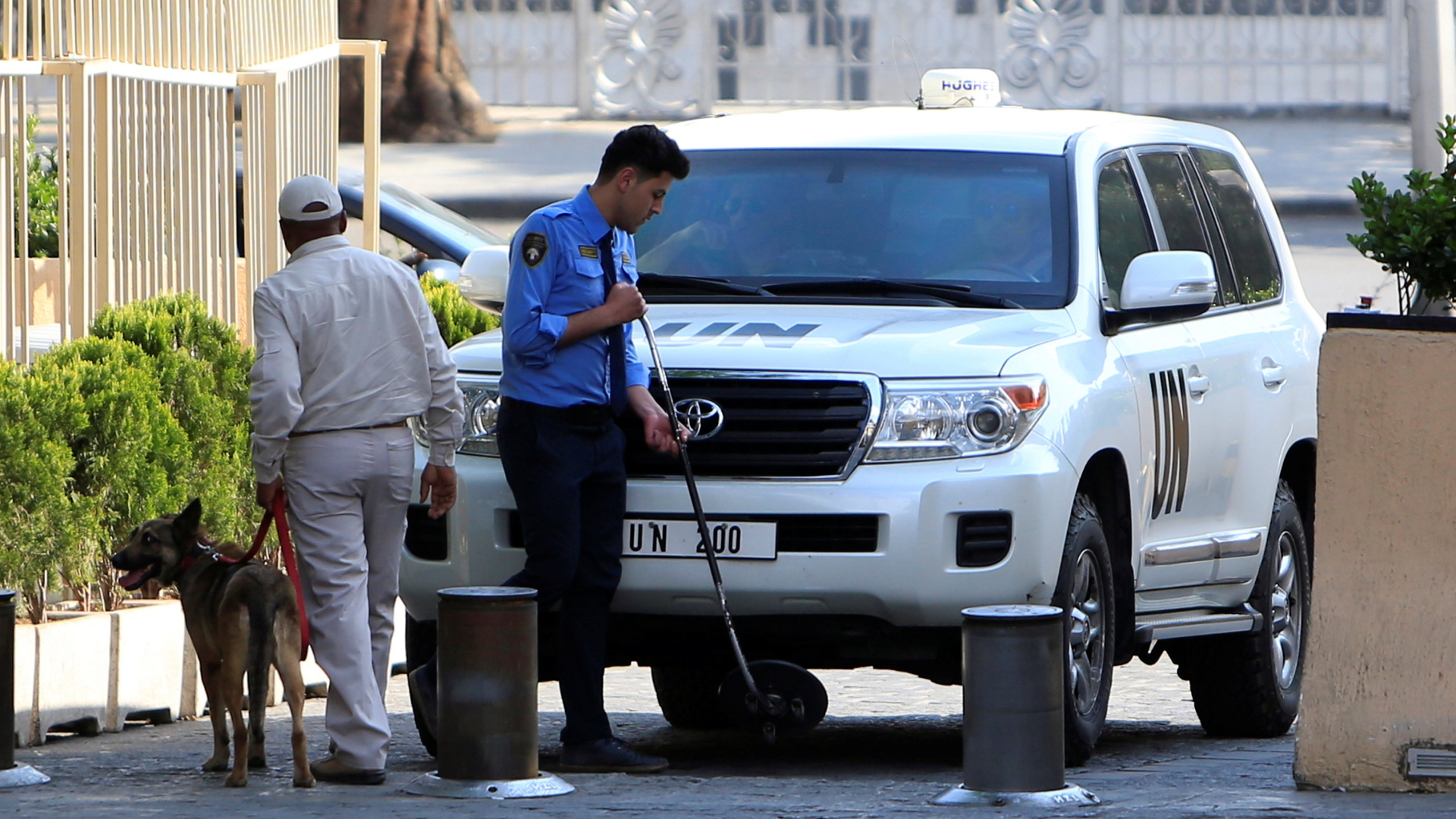 Ein Fahrzeug der Vereinten Nationen mit OPCW-Experten an Bord wird in Damaskus untersucht. | REUTERS