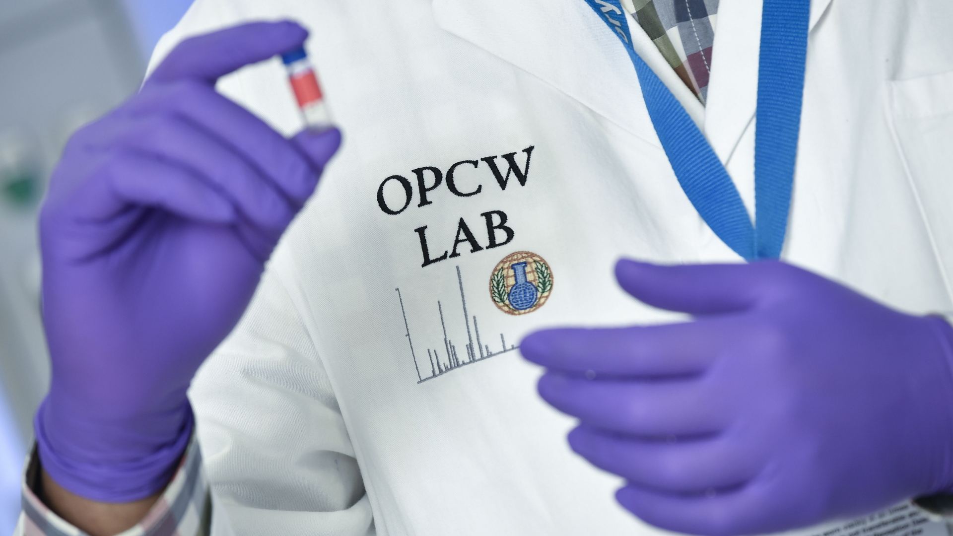 Ein OPCW-Mitarbeiter untersucht in einem Labor in den Niederlanden Proben.