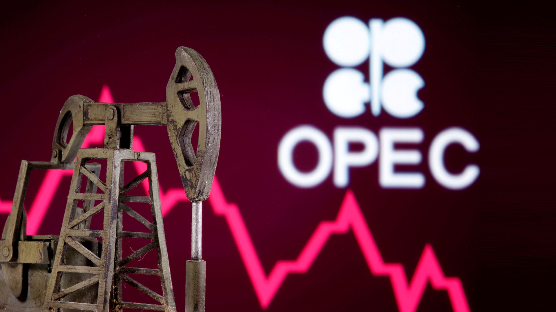 OPEC-Logo hinter dem Modell einer Förderanlage | REUTERS
