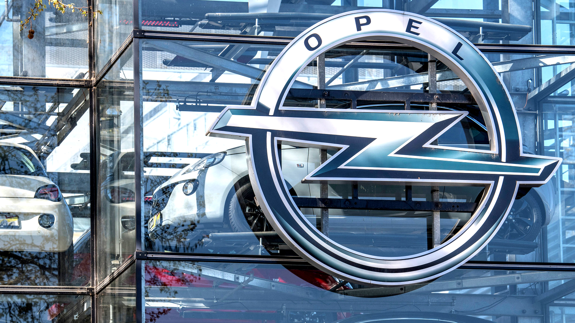 Opel-Logo bei einem Opel-Händler | dpa