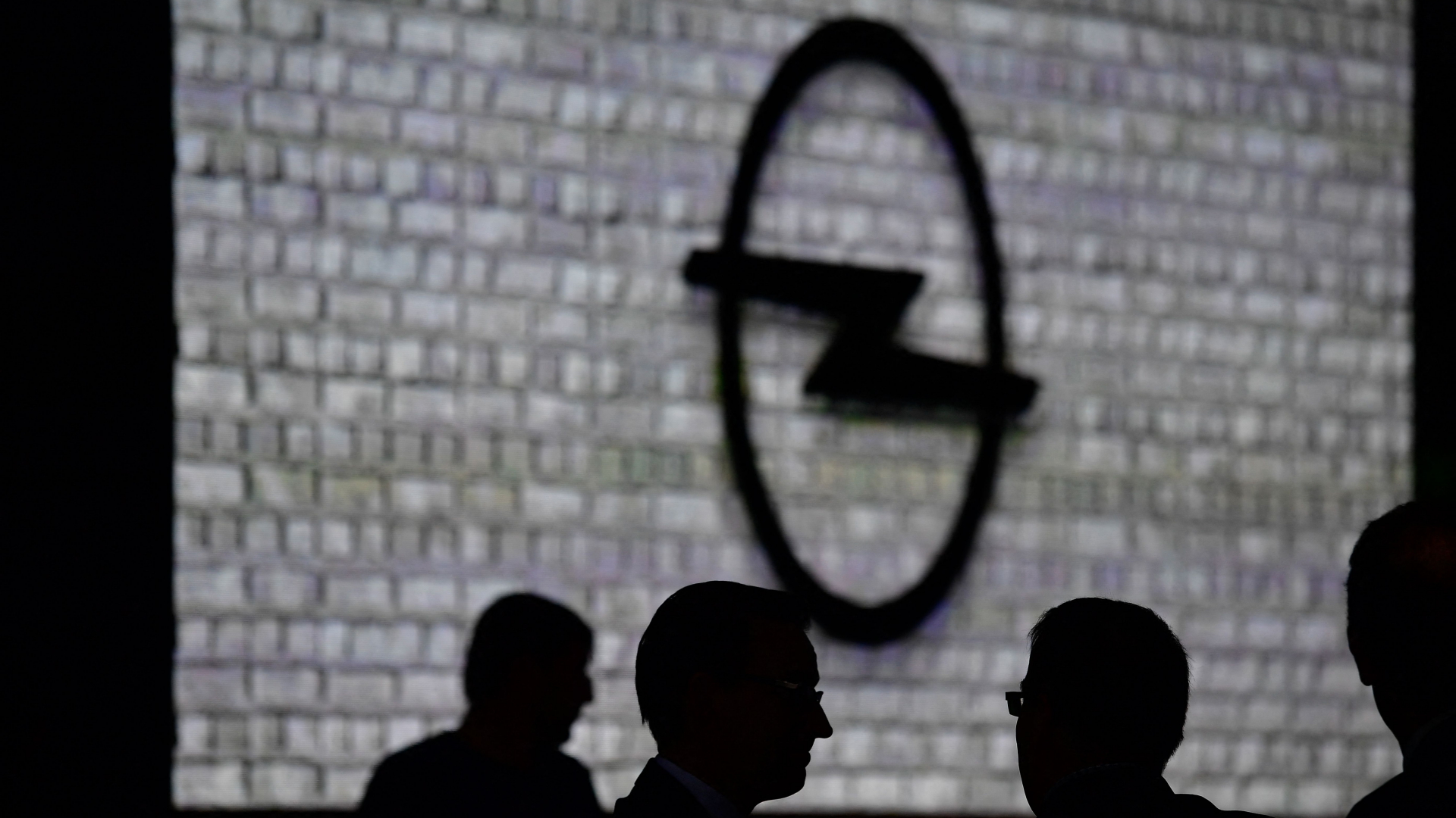 Silhouetten von Menschen vor einem Opel-Logo | AFP