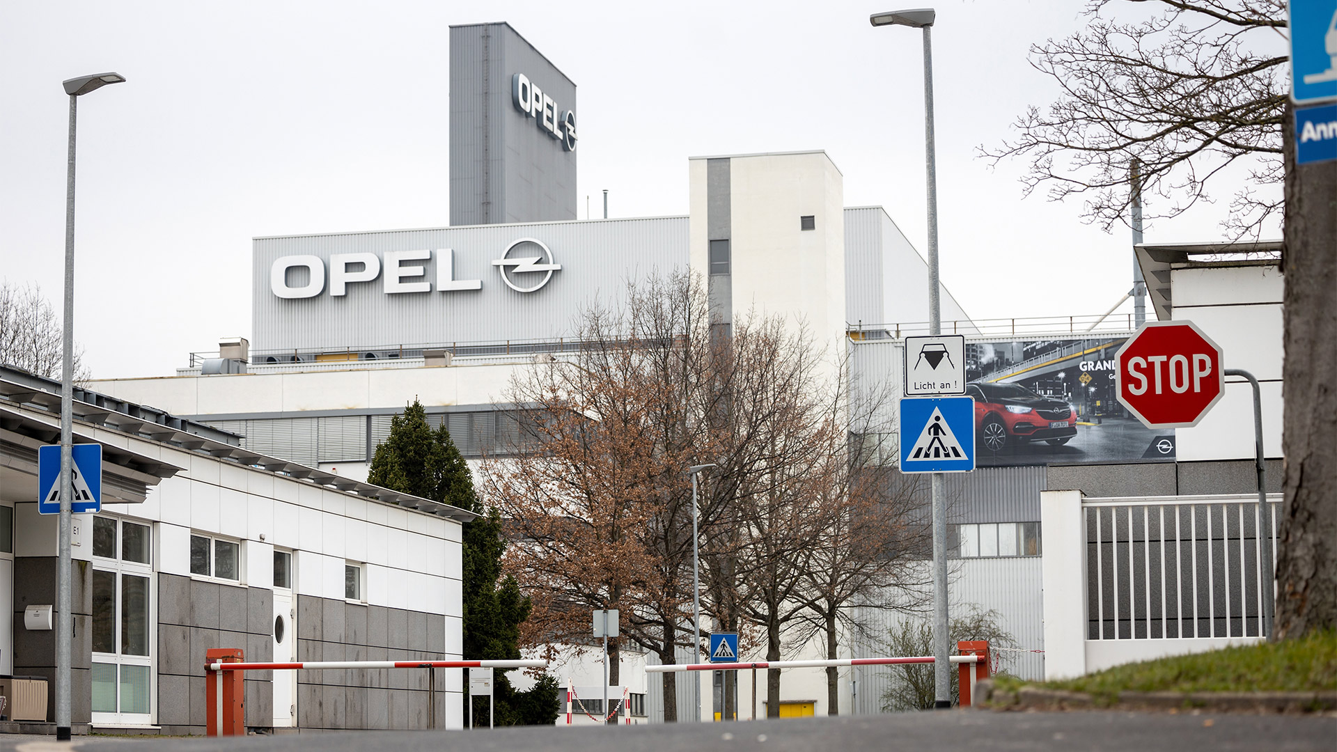 Geschlossene Schranke an einer Zufahrt zum Opel-Werk Eisenach | picture alliance/dpa