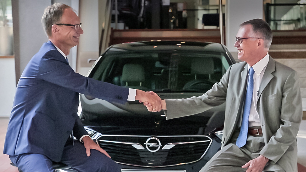 Opel-Chef Michael Lohscheller und der Vorstandsvorsitzende von PSA Carlos Tavares schütteln die Hände. | obs