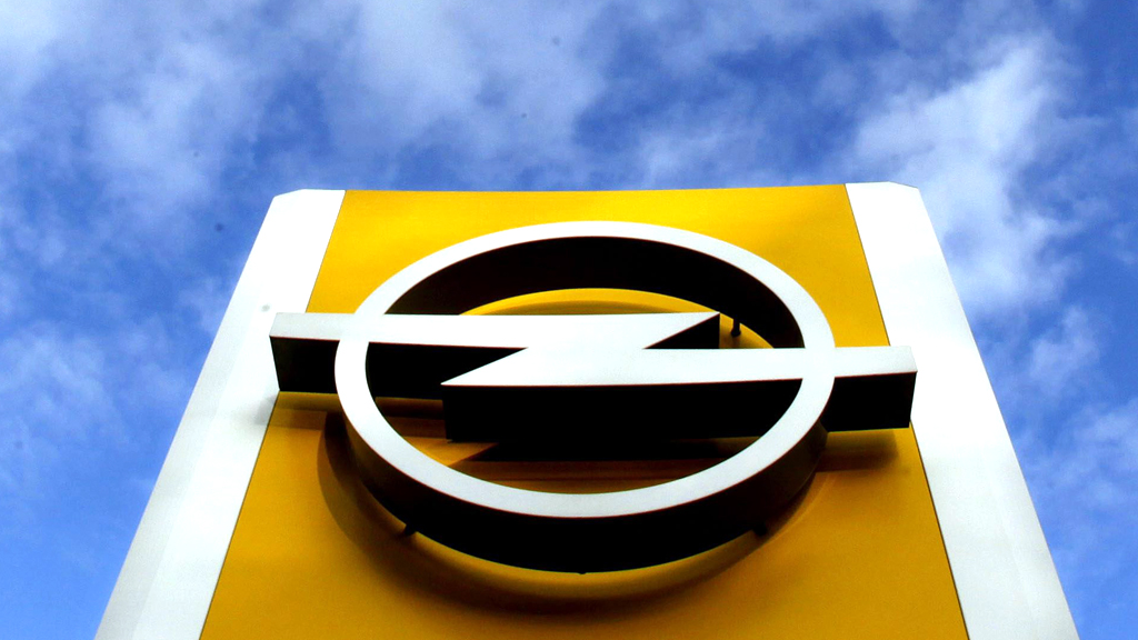 Logo des Autoherstellers Opel vor blauem Himmel