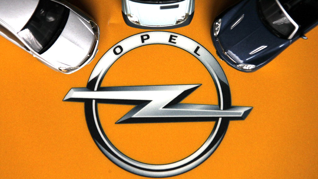 Autos vor dem Opel-Logo