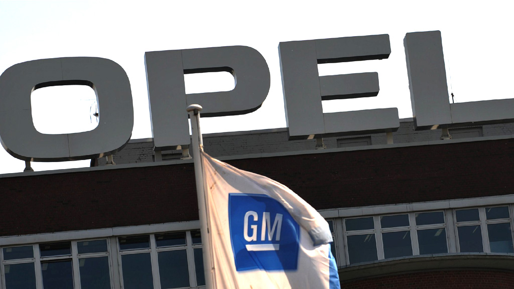 GM-Fahne vor einem Opel-Logo