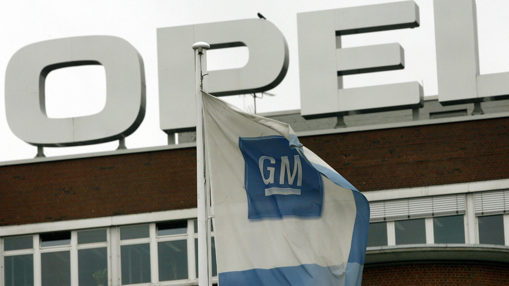 Eine Fahne von General Motors weht vor dem Werksgelände von Opel in Bochum