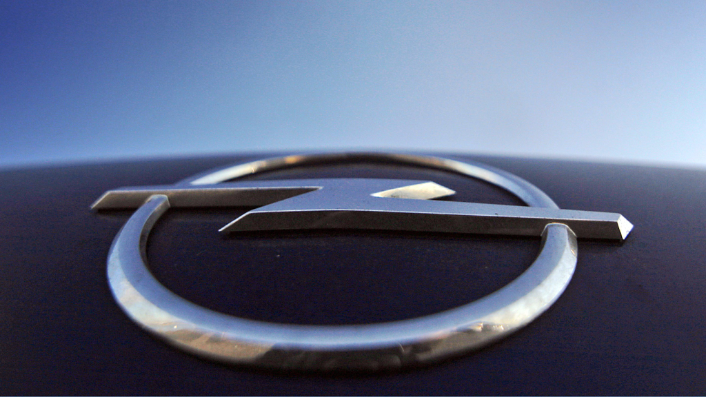 Opel-Logo unter blauem Himmel | null