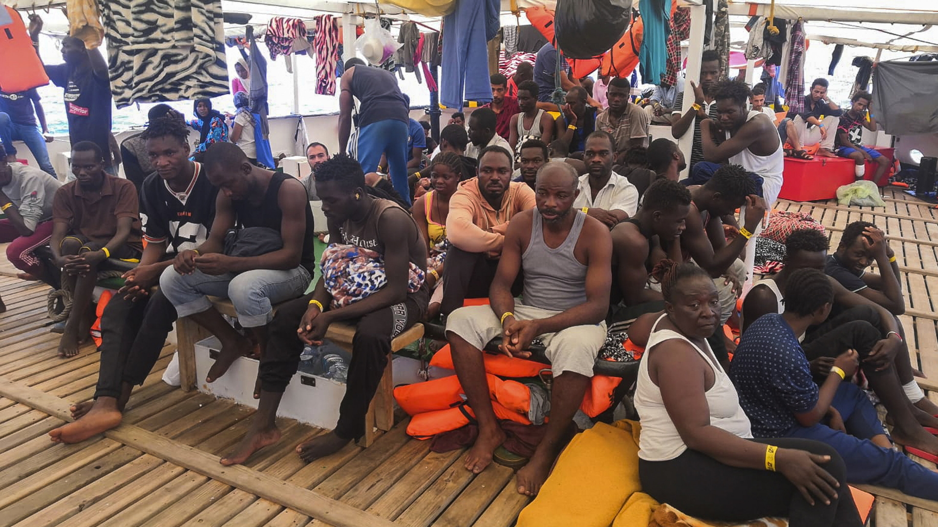 Migranten an Bord der "Open Arms" | AP