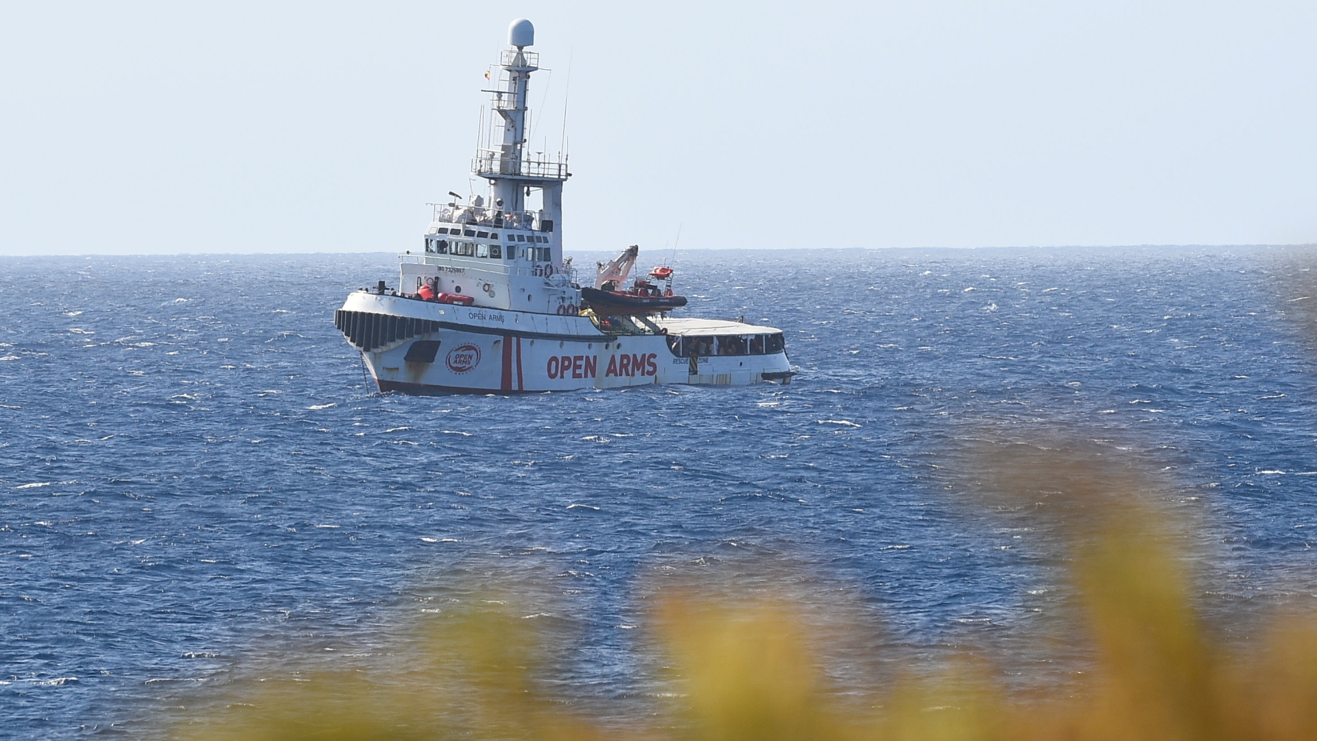 Das Rettungsschiff "Open Arms" vor der Küste Lampedusas
