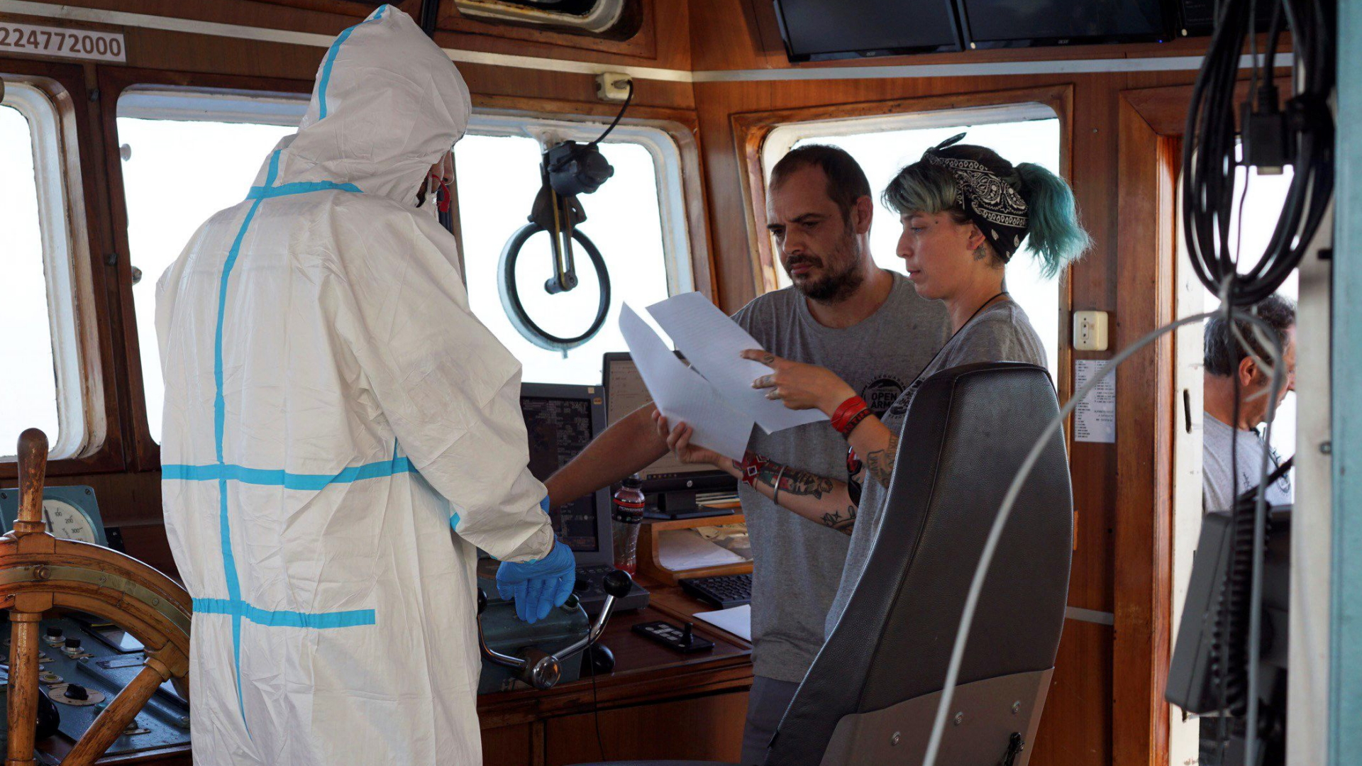 Ein Mitarbeiter des italienischen Gesundheitsministeriums an Bord der "Open Arms" | FRANCISCO GENTICO/EPA-EFE/REX