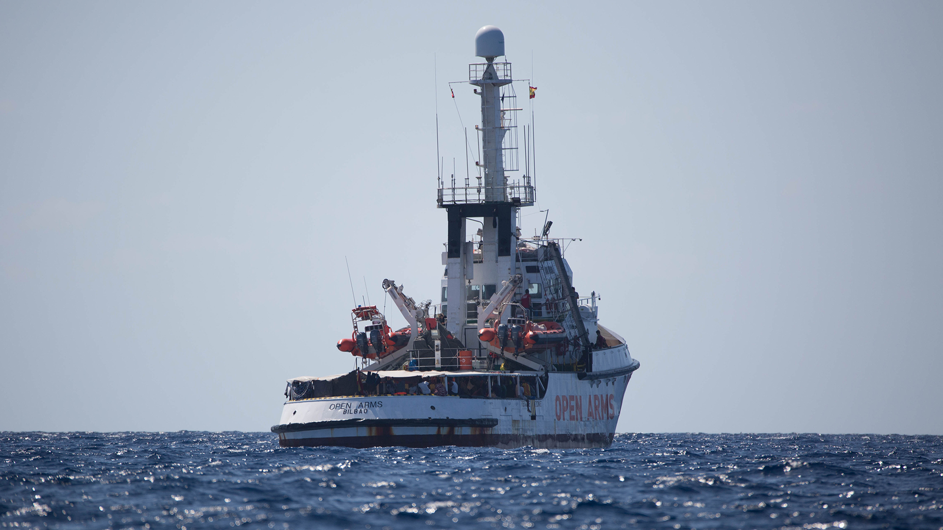 Das Schiff "Open Arms" der Hilfsorganisation Proactiva Open Arms wartet im Mittelmeer vor der Küste Lampedusas
