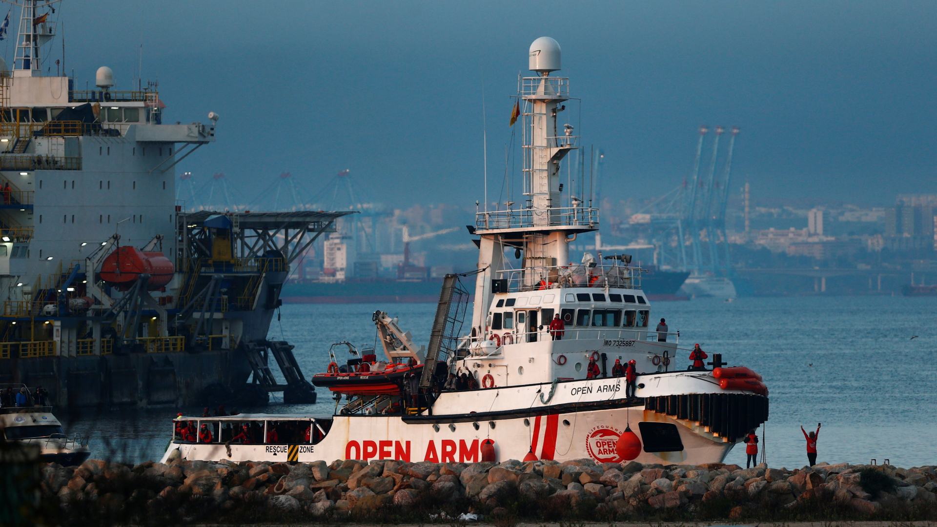 Das Rettungsschiff der "Proactiva Open Arms" liegt am Kai im Hafen von Campamento. | Bildquelle: REUTERS