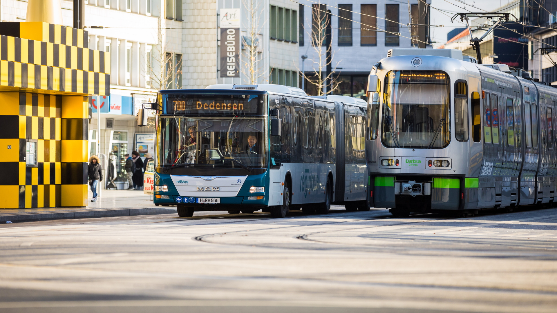 Ein Bus und eine Stadtbahn fahren in Hannover nebeneinander | dpa
