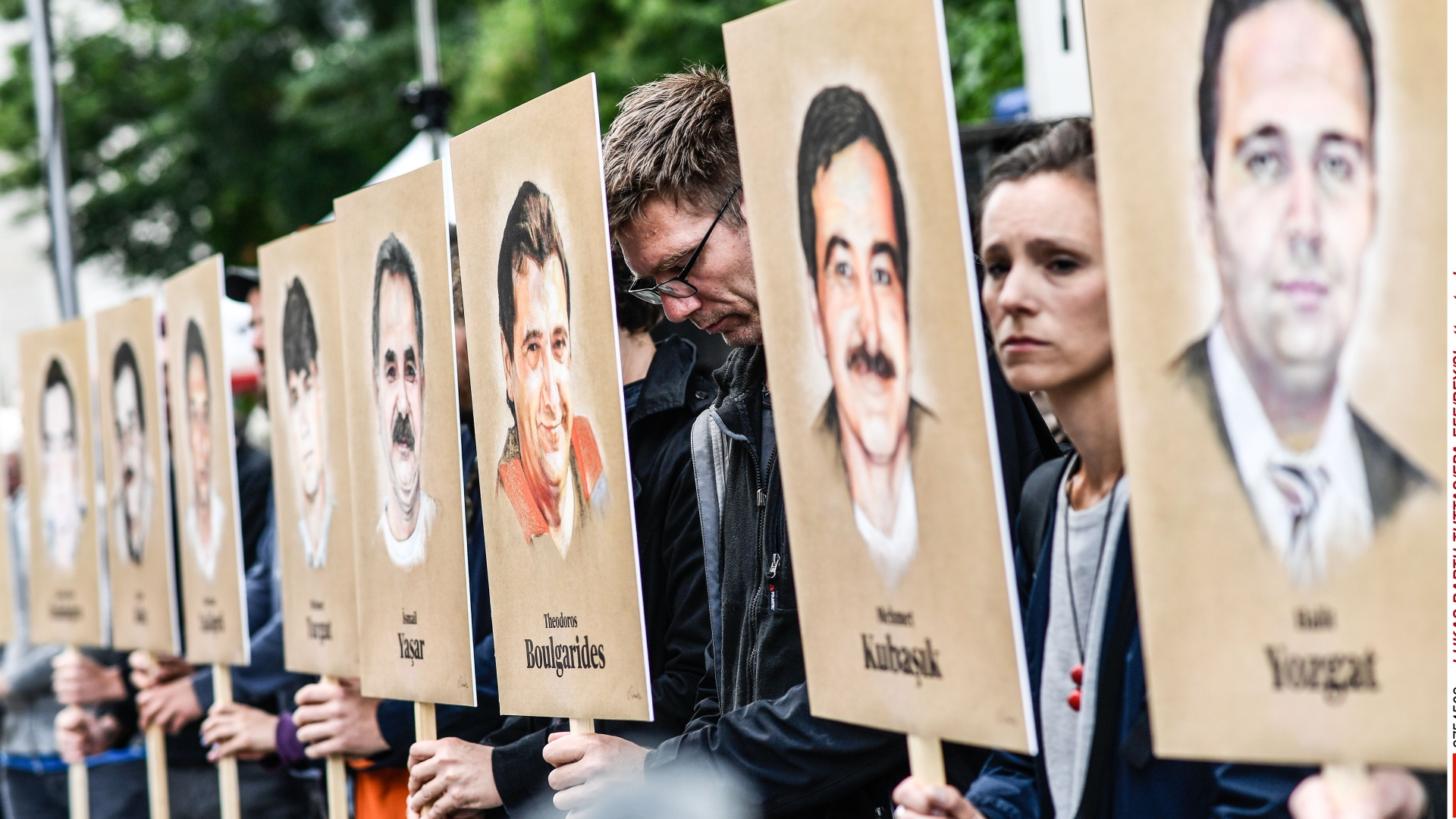 Vor dem Gericht werden Fotos der Opfer hochgehalten. | LUKAS BARTH-TUTTAS/EPA-EFE/REX/S