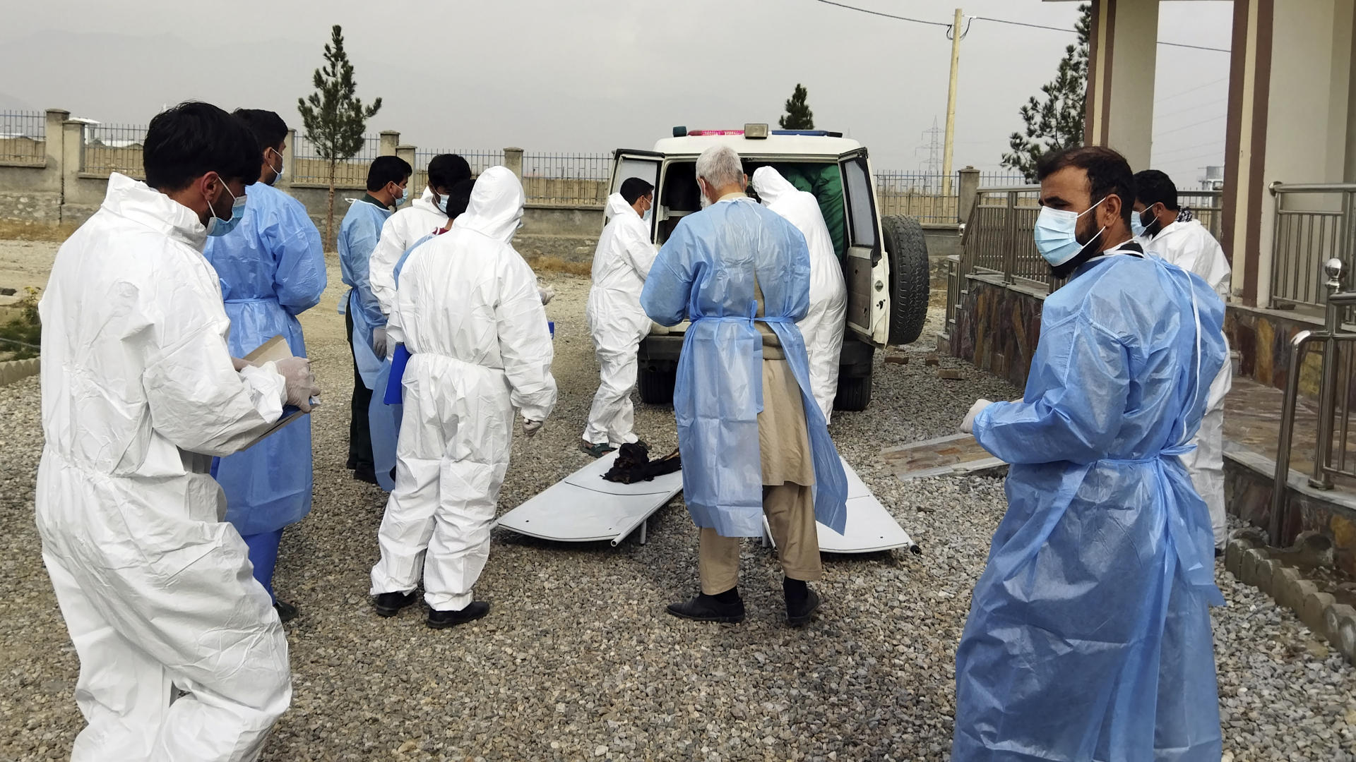Medizinische Einsatzkräfte transportieren die Opfer der Tankwagenexplosion | dpa