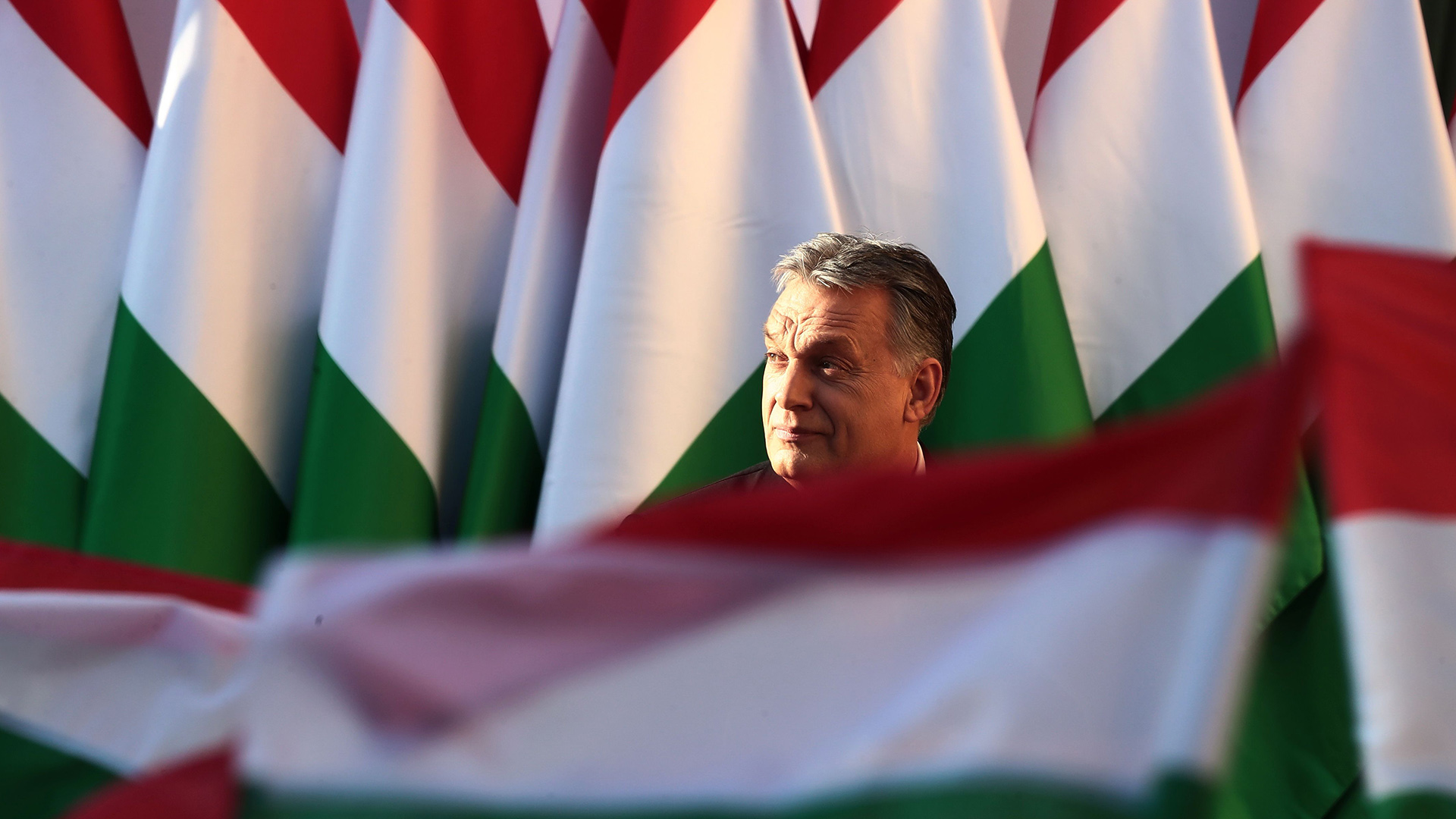 Ungarns Ministerpräsident Viktor Orban ist auf dem Rathausplatz von Szekesfehervar umgeben von grün-rot-weißen Flaggen. | AFP