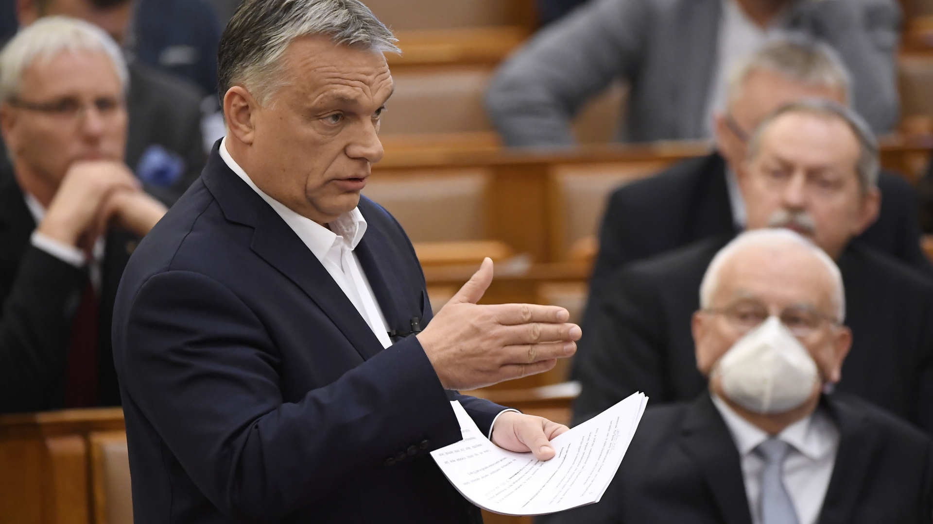 Der ungarische Ministerpräsident Orban bei seiner Rede zur Coronakrise am Montag im Parlament in Budapest | Bildquelle: AP
