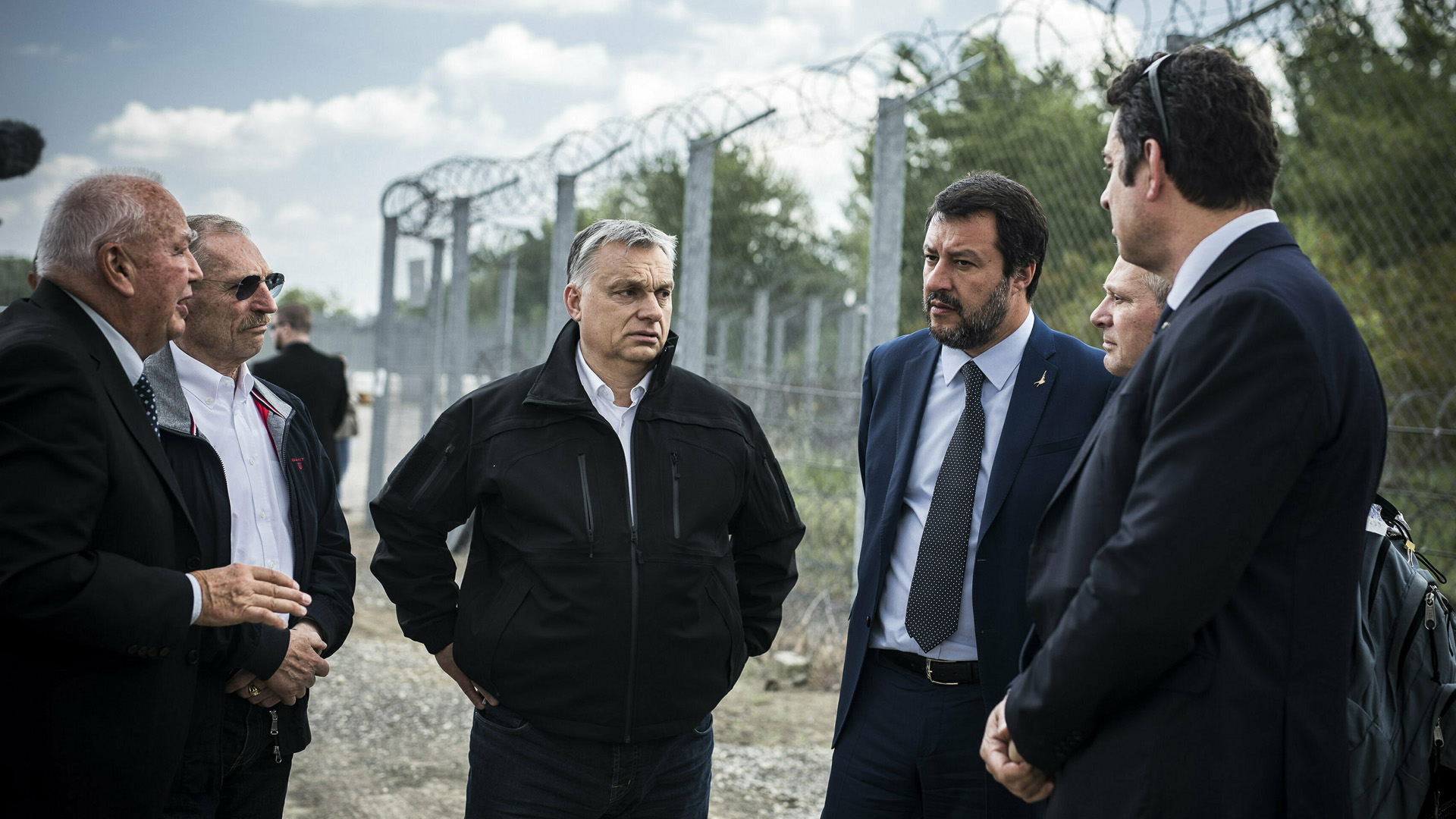 Ungarns Ministerpräsident Viktor Orban und Italiens Innenminister Matteo Salvini am ungarischen Grenzzaun | dpa