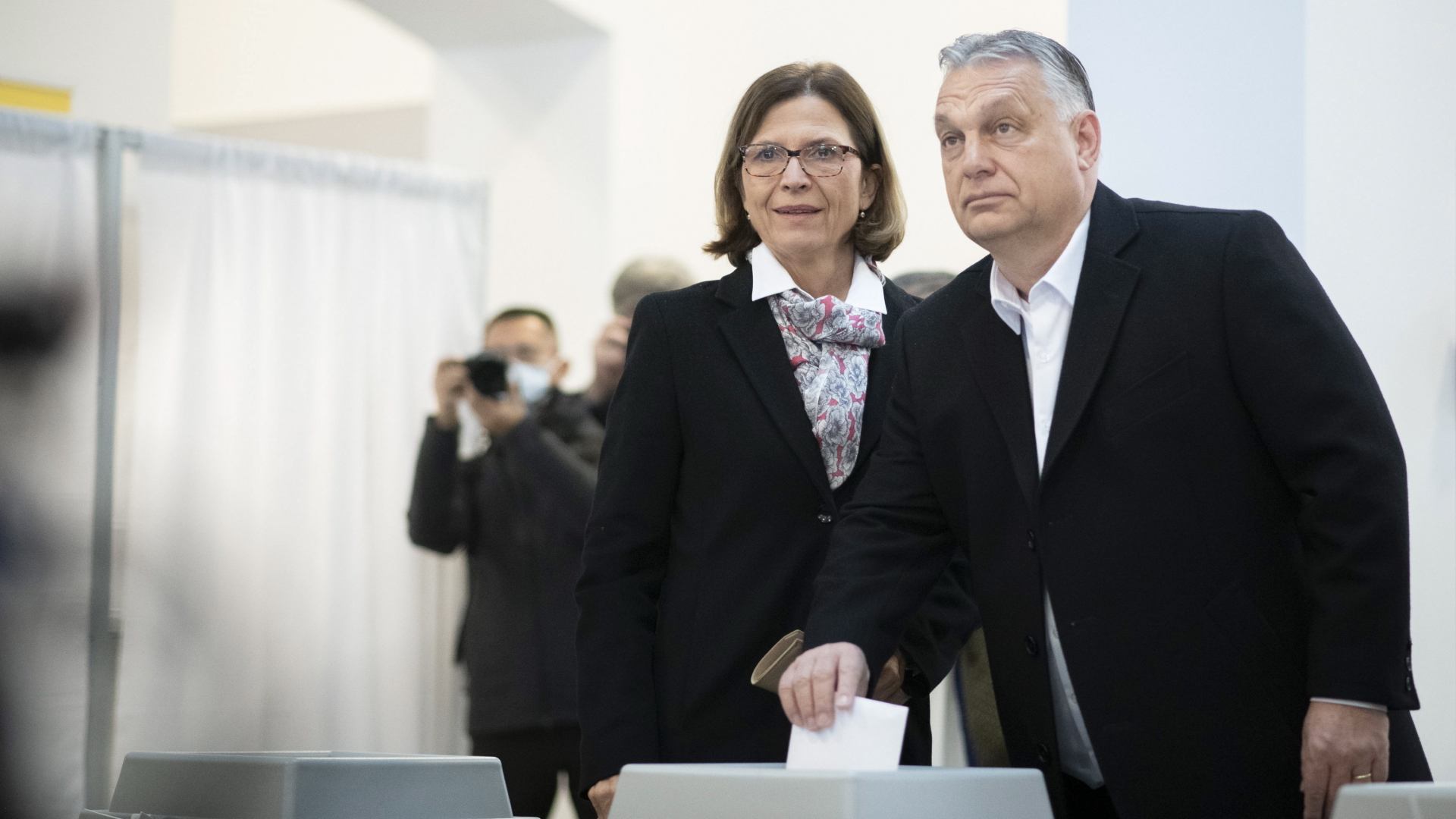 Viktor Orban und seine Ehefrau bei der Stimmabgabe in einem Wahllokal in Budapest. | EPA