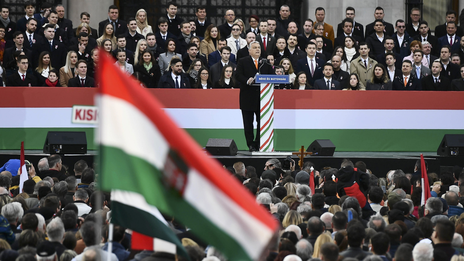 Wehende Staatsflaggen, große Bühne: So inszeniert sich Orban.