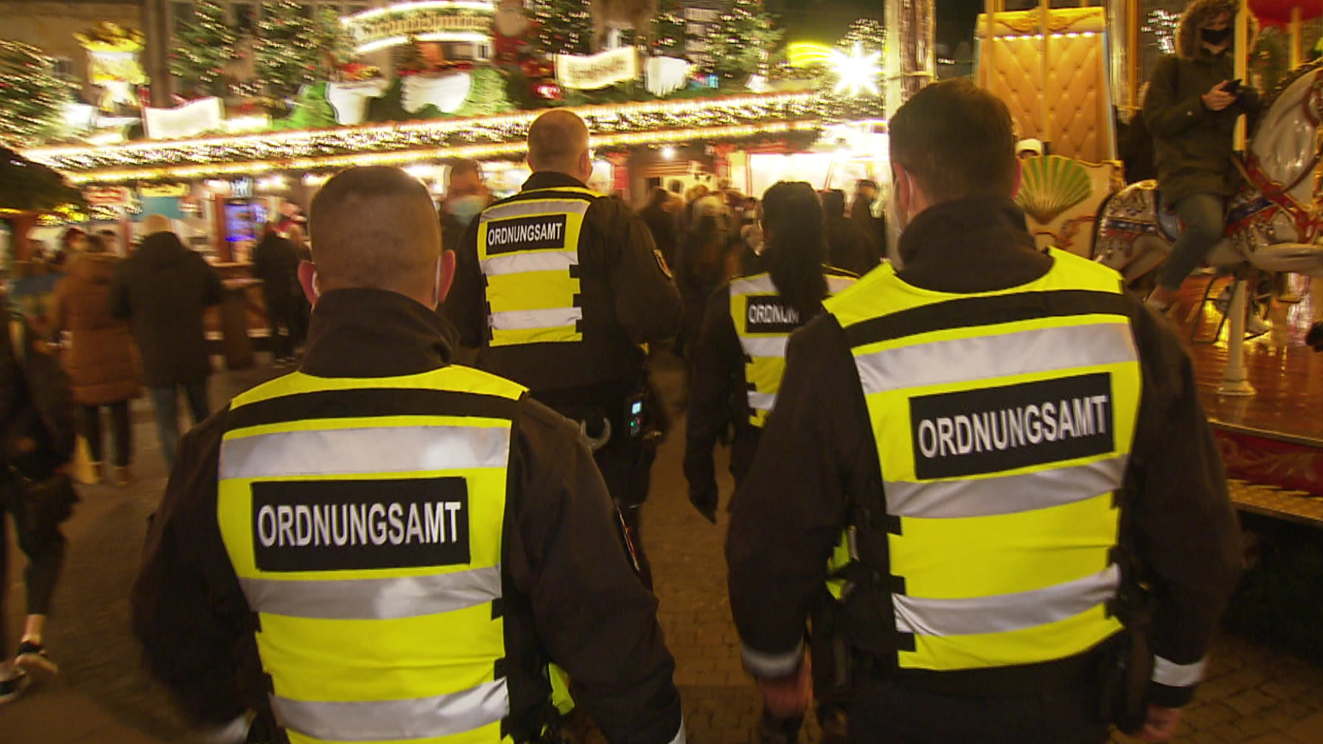 Das Ordnungsamt kontrolliert auf einem Bremer Weihnachtsmarkt. | Kristian Klooß, Radio Bremen
