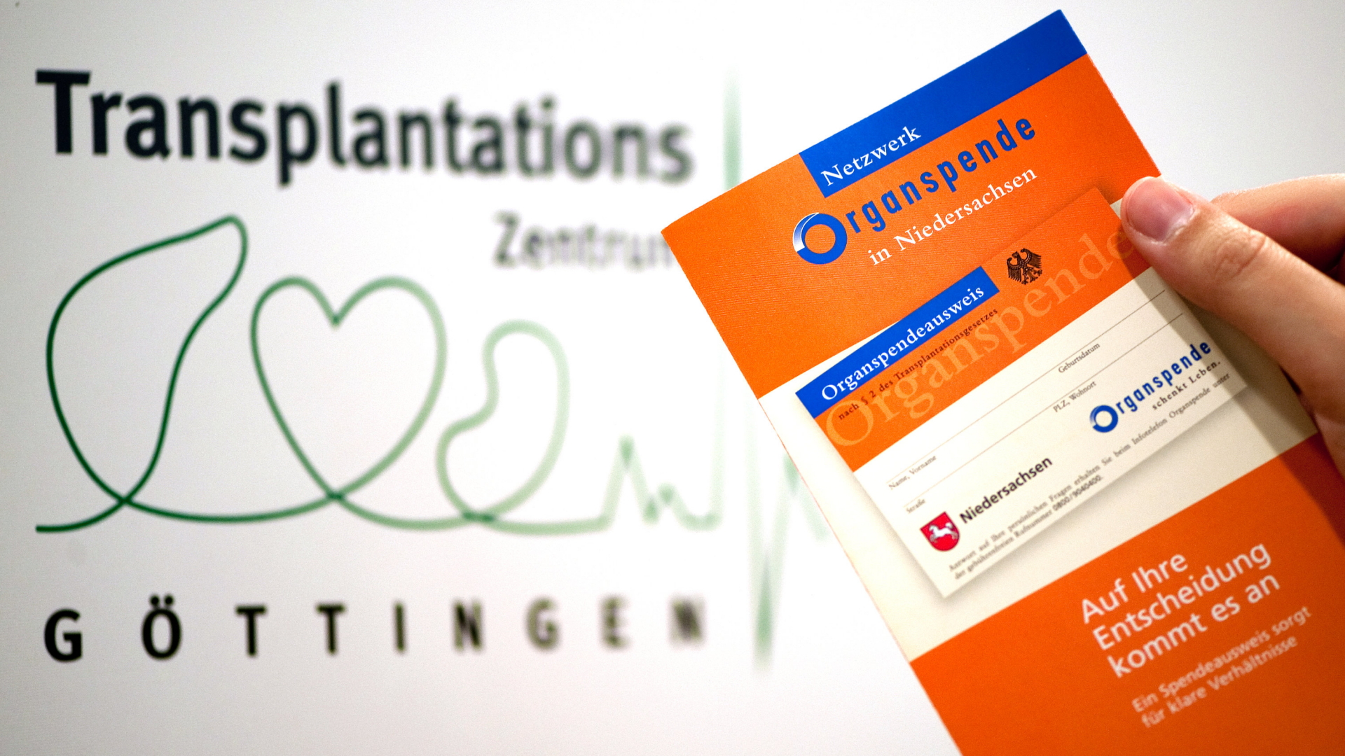 Eine Frau hält in der Universitätsmedizin Göttingen eine Broschüre des "Netzwerk Organspende in Niedersachsen" in der Hand. | dpa