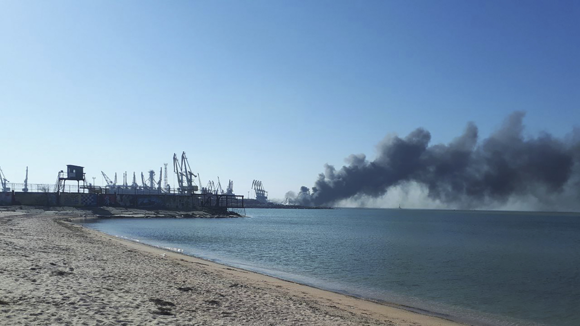 Rauch steigt nach einem Beschuss in der Nähe eines Seehafens in Berdjansk auf | dpa