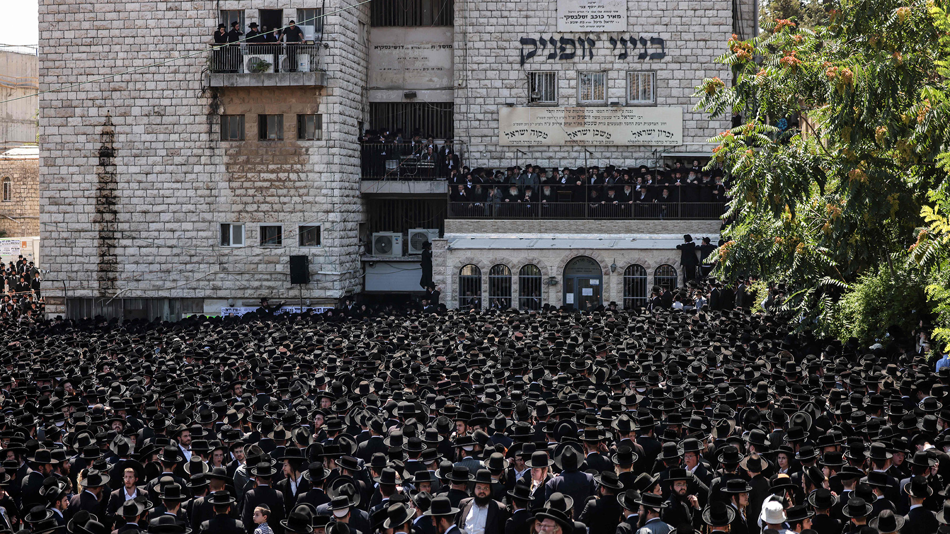 Orthodoxe Juden versammeln sich auf einem Platz in Jerusalem. | AFP