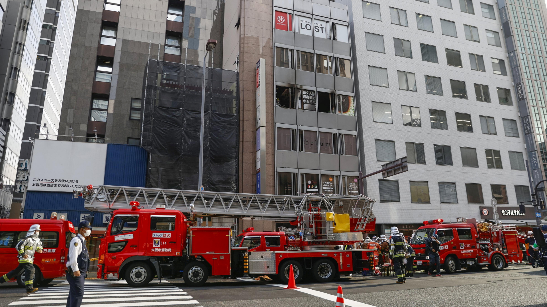 Feuerwehrfahrzeuge stehen vor einem Gebäude in Osaka, Japan. | REUTERS
