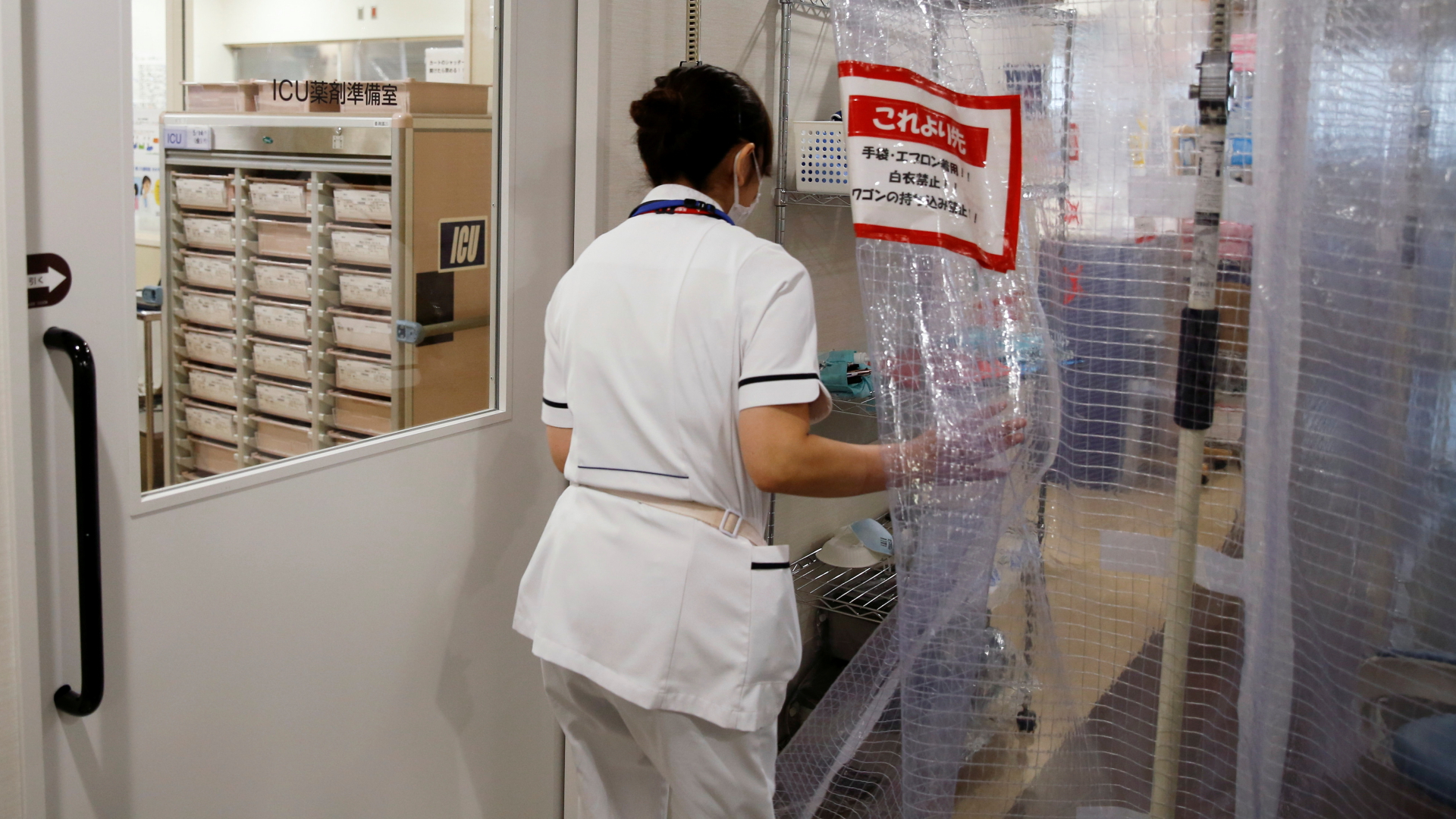 Eine Mitarbeiterin der Universitätsklinik Osaka betritt den Intensivbereich. | REUTERS