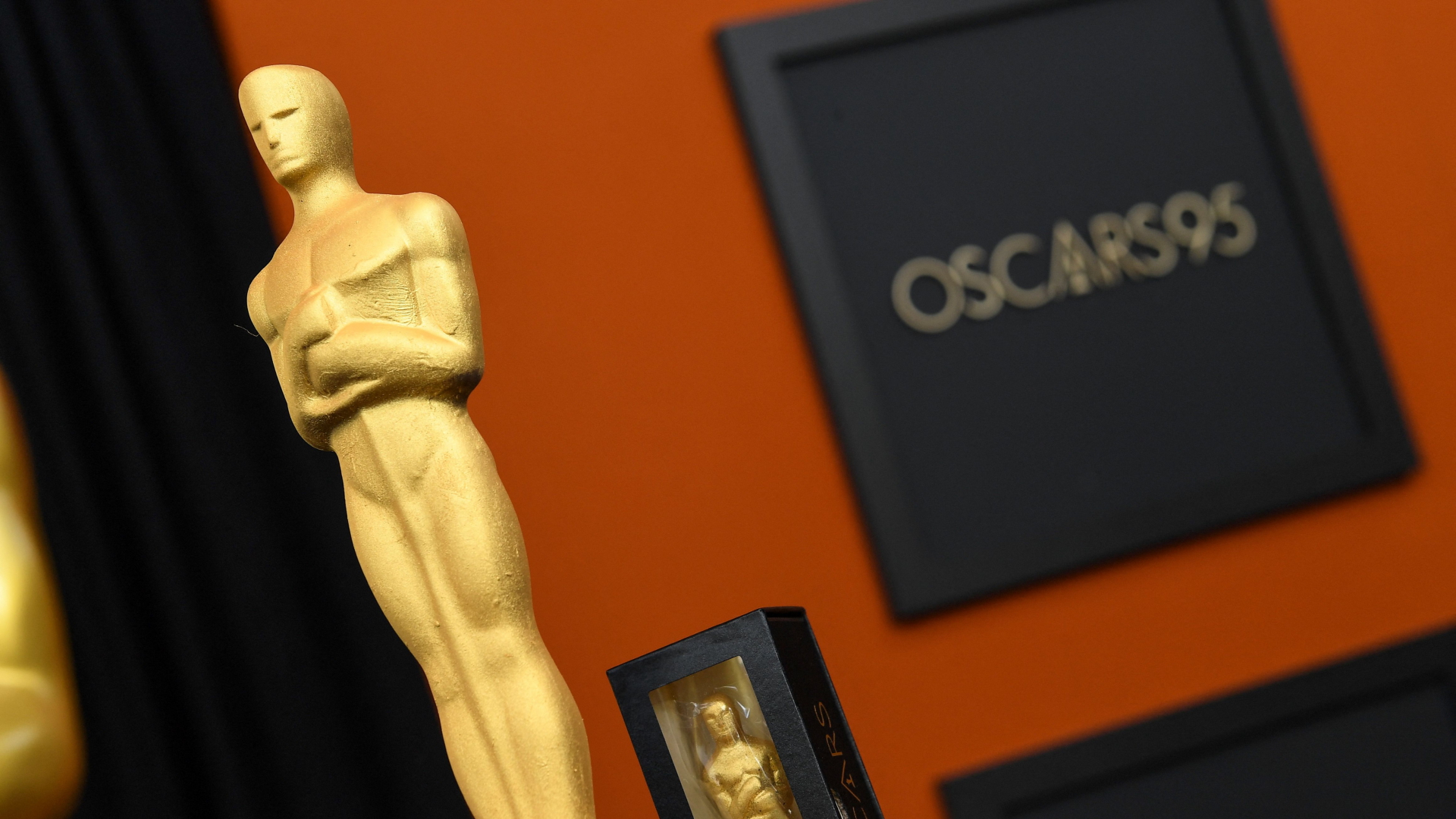 Die berühmte Oscar-Trophäe zeigt die Figur eines goldenen Schwertträgers, der auf einer Filmrolle. | AFP