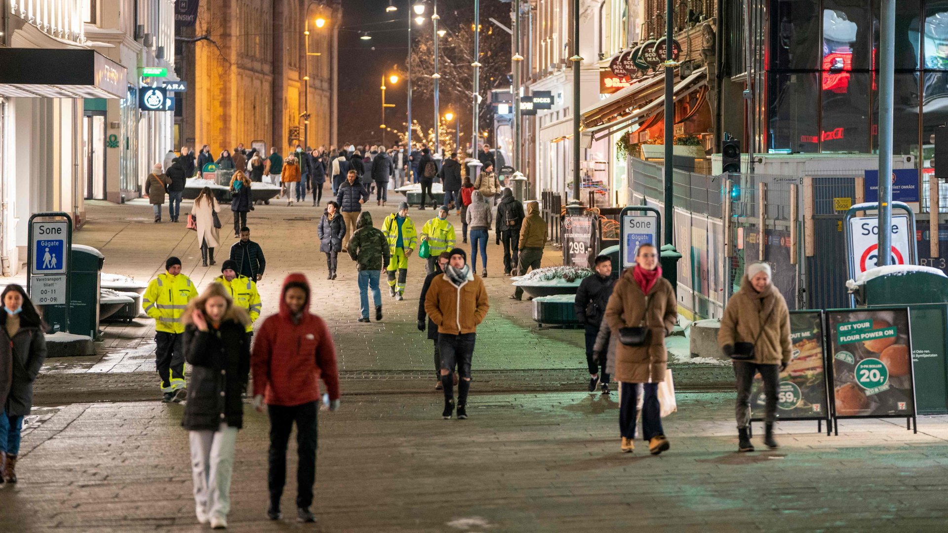 Menschen laufen durch die Fußgängerzone in Oslo, Norwegen. | AFP