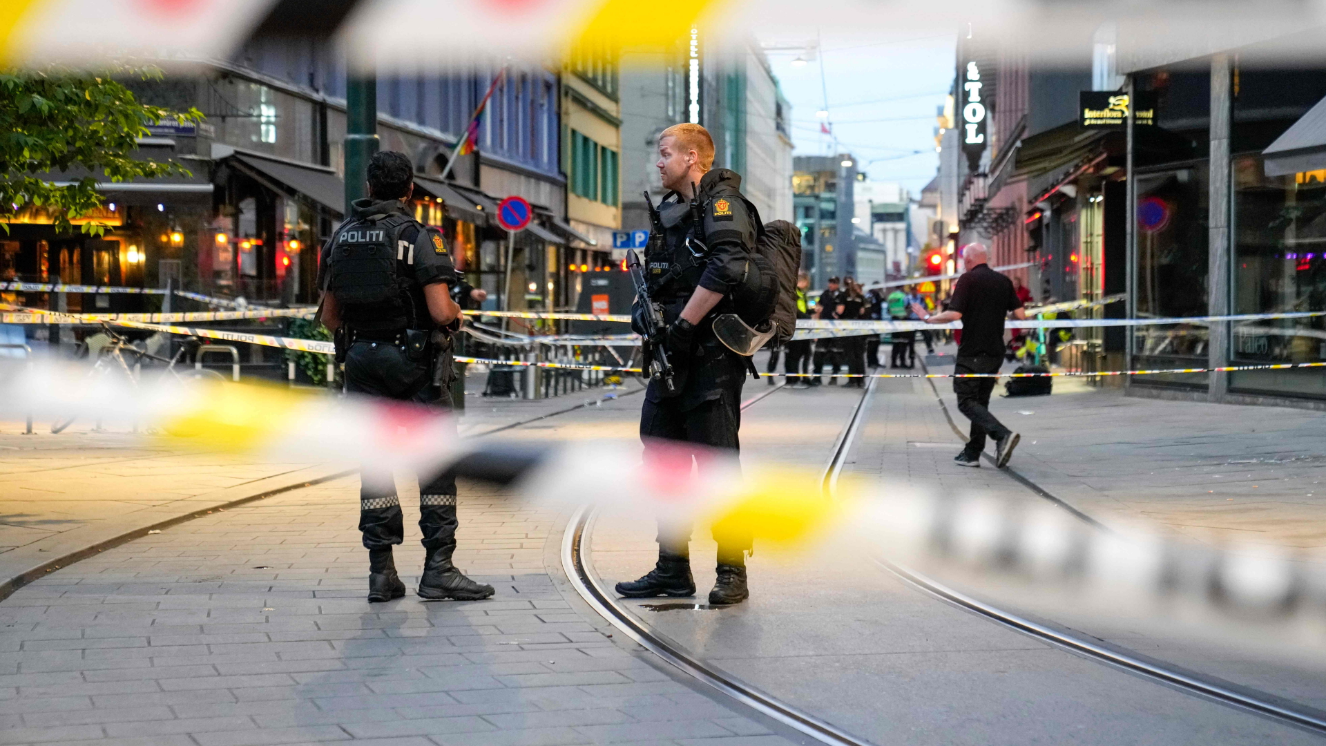 Polizisten bewachen den Tatort in Oslo
