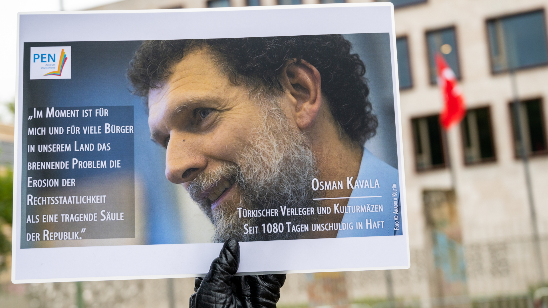 Schild auf einer Solidaritätskundgebung für Osman Kavala | dpa