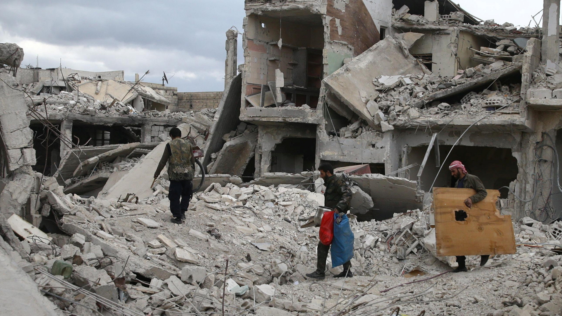 Eine Gruppe von Männern in der belagerten Stadt Duma in Ost-Ghouta, Syrien | REUTERS