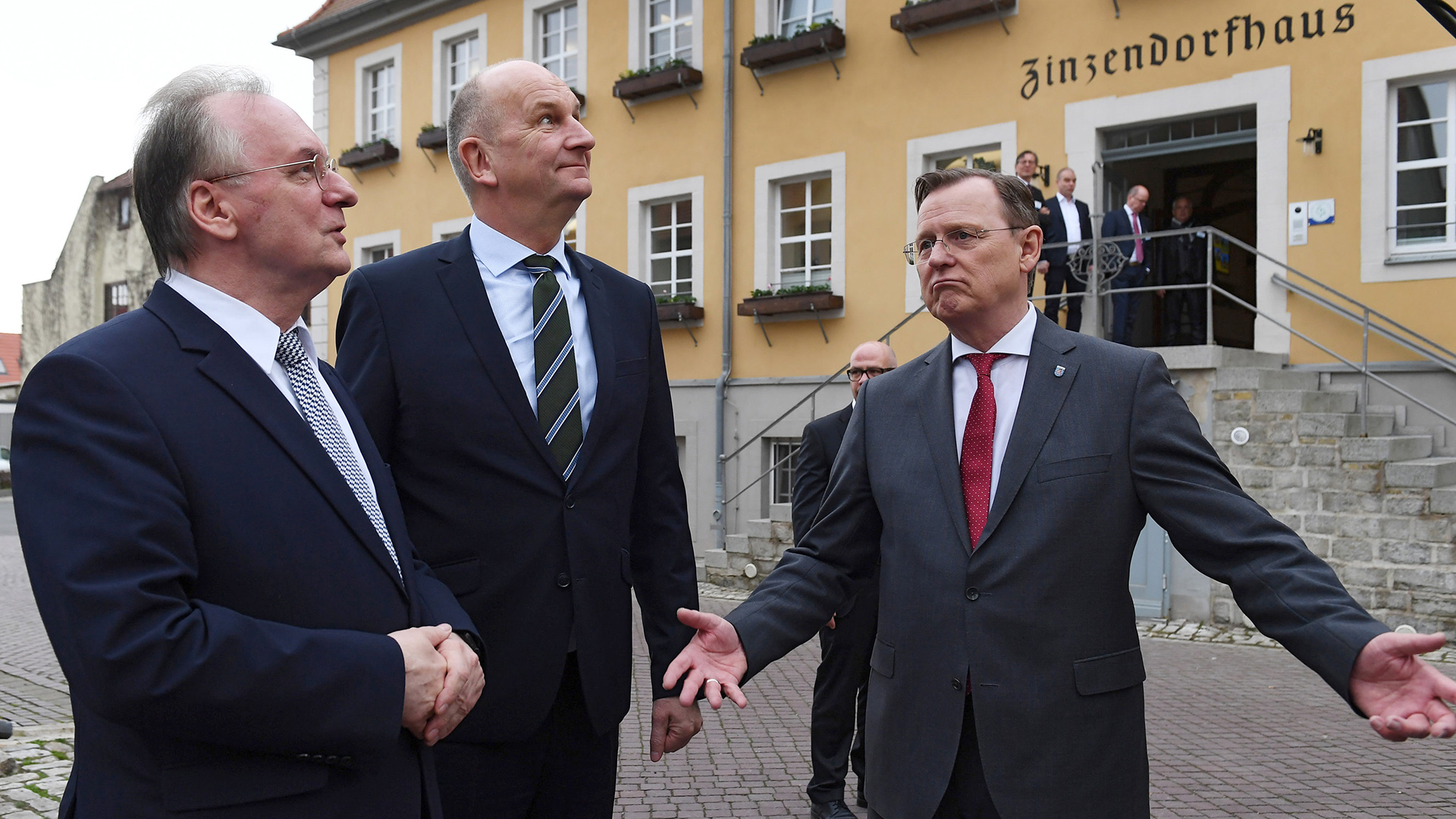 Reiner Haseloff (CDU, l-r), Ministerpräsident von Sachsen-Anhalt, Dietmar Woidke (SPD), Ministerpräsident von Brandenburg, und Bodo Ramelow (Die Linke), Ministerpräsident von Thüringen. | dpa