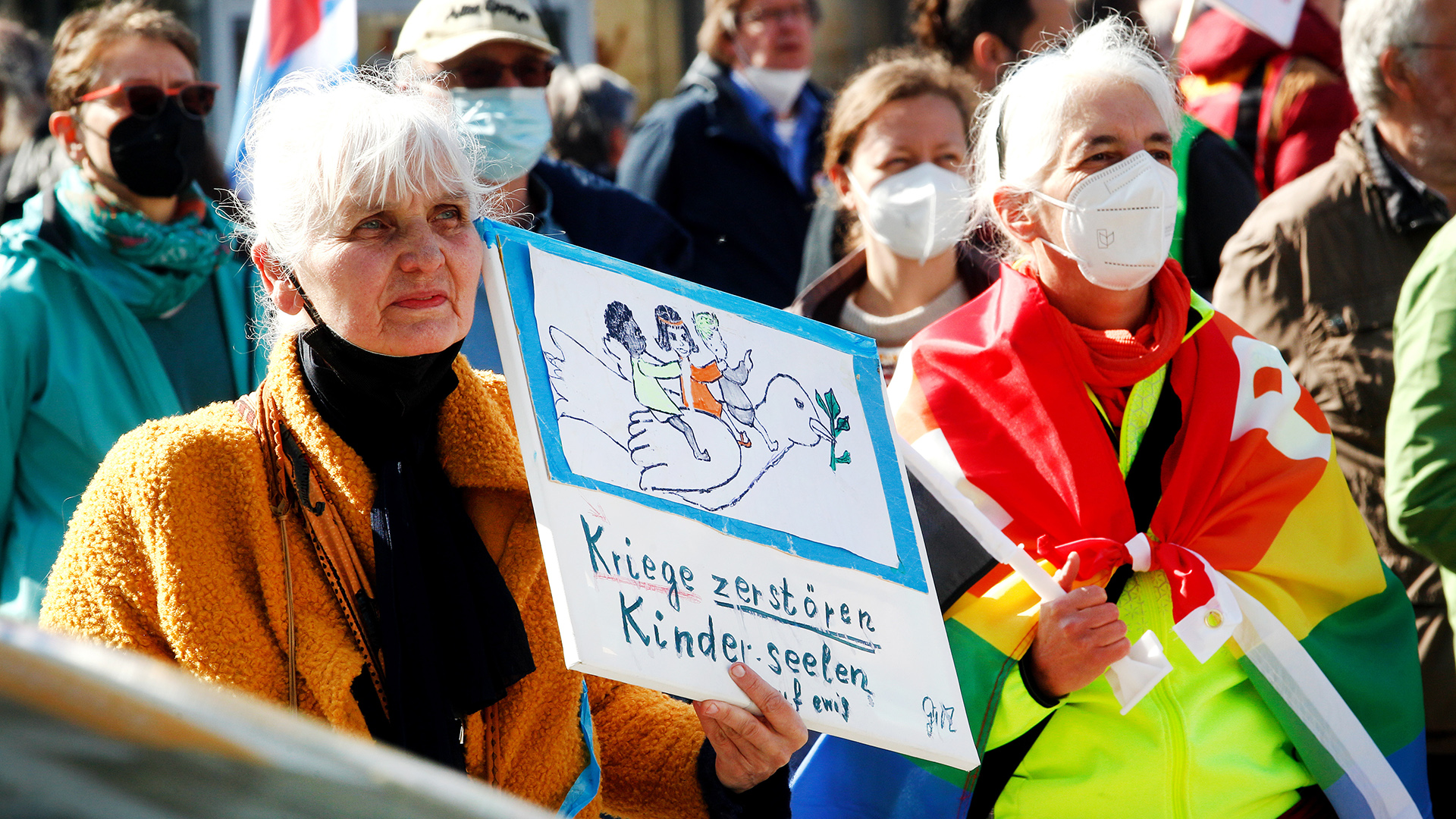  Beim Start des Ostermarsches Rhein/Ruhr in Duisburg hält eine Teilnehmerin ein Plakat mit dem Text: "Kriege zerstören Kinderseelen". | dpa