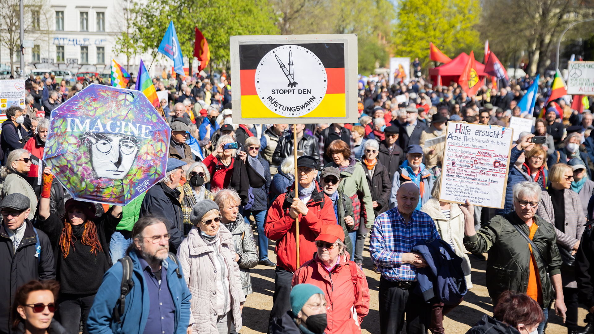 Menschen auf dem Oranienplatz in Kreuzberg beim Ostermarsch des "Netzwerks Friedenskooperative" unter dem Motto "Die Waffen nieder!". | dpa