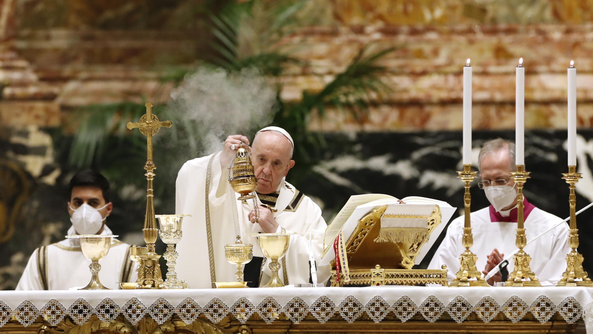 Papst Franziskus zelebriert die Osternacht im Petersdom.
