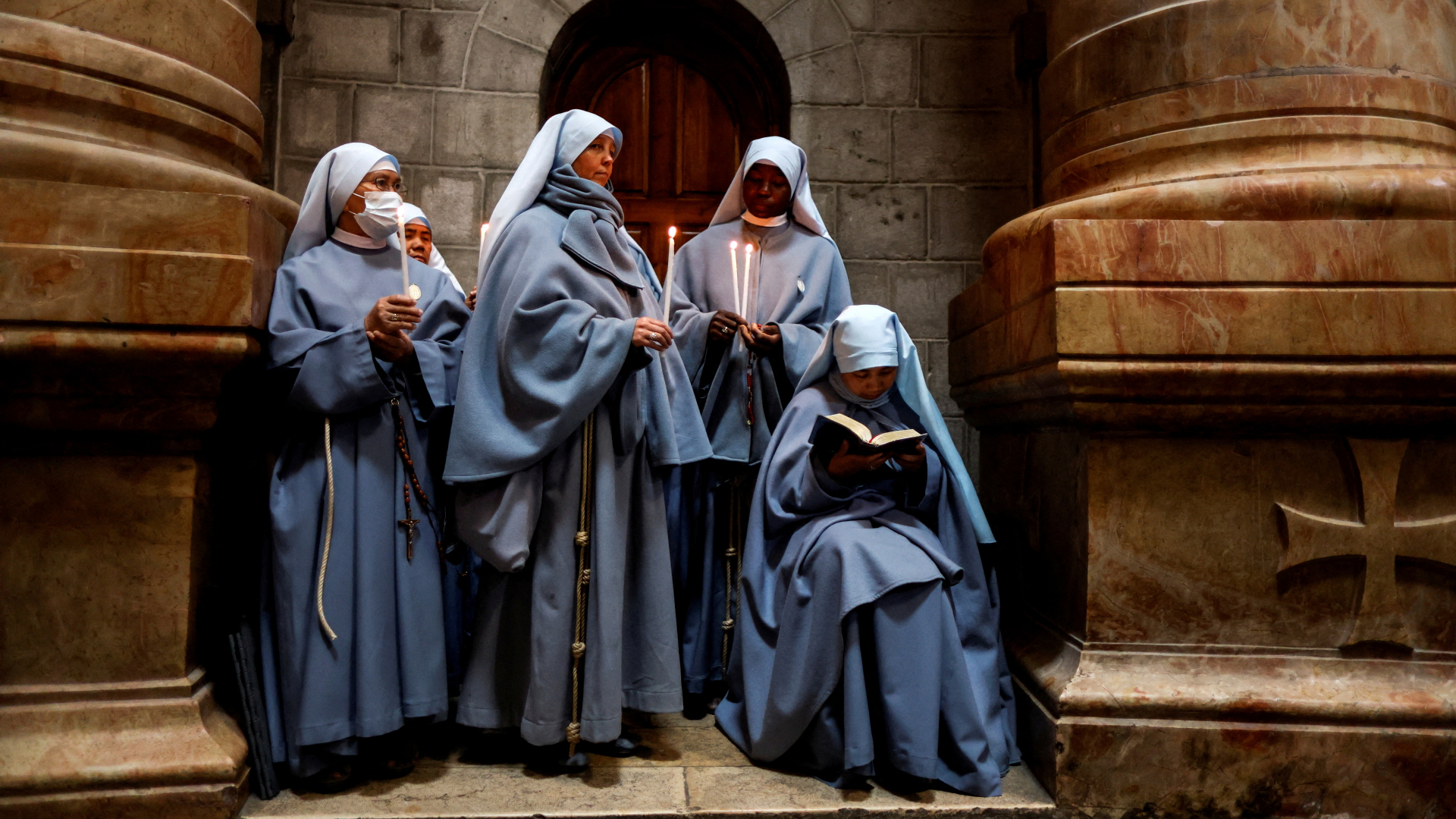 Katholische Nonnen bei der traditionellen Fußwaschungszeremonie in Jerusalem. | REUTERS