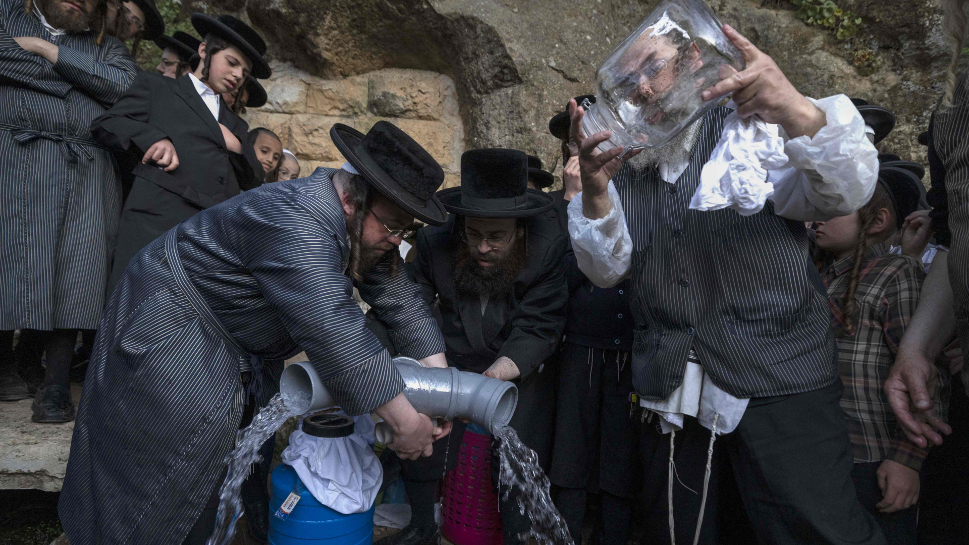 Orthodoxe Juden sammeln Quellwasser, um Mazze-Brot zu backen. | AFP