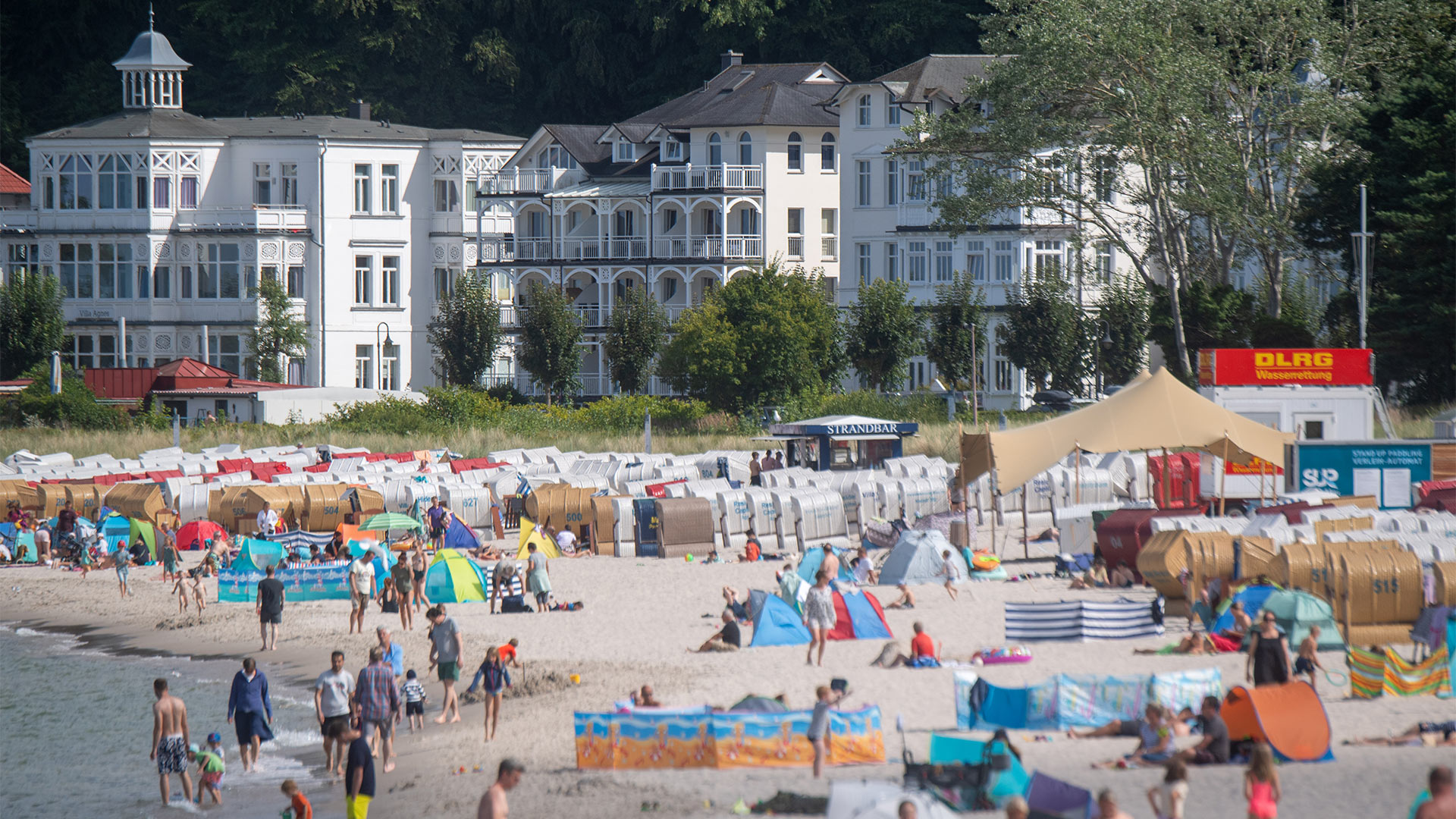 Besucher am Strand des Ostseebades Binz. | picture alliance/dpa