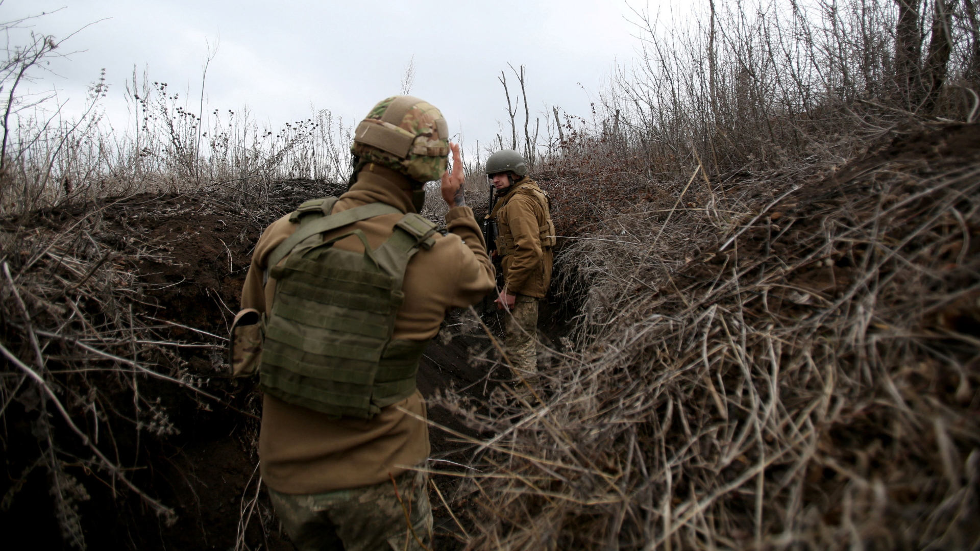 Ukrainische Soldaten patrouillieren die Front in der Stadt Awdijiwka entlang (5.4.2021). | AFP