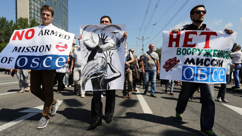 Im Juni protestierten Menschen in Donezk gegen bewaffnete OSZE-Beobachter in der Ukraine.